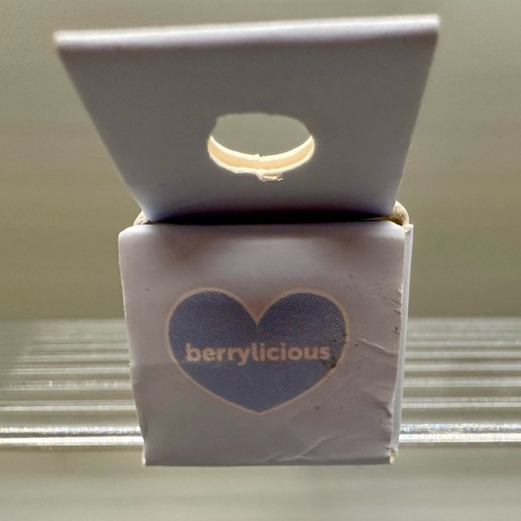 Hello Kitty Makeup Set. Crème Shop bag, Hand Mask, Headband, Palettes and gloss. - Picture 16 of 16